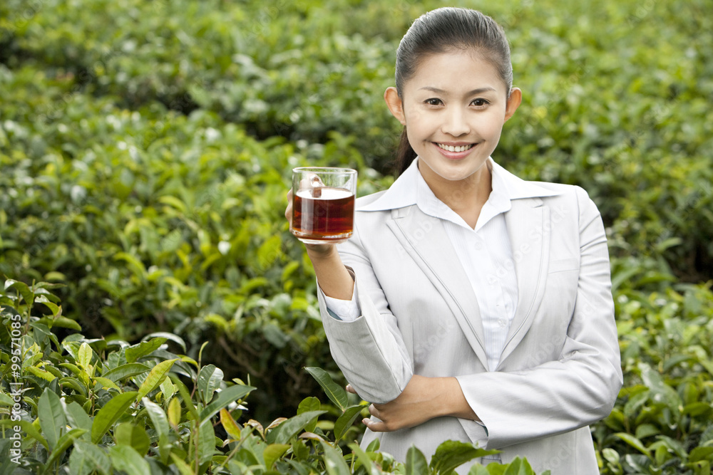 茶场中的年轻女商人与新鲜冲泡的茶