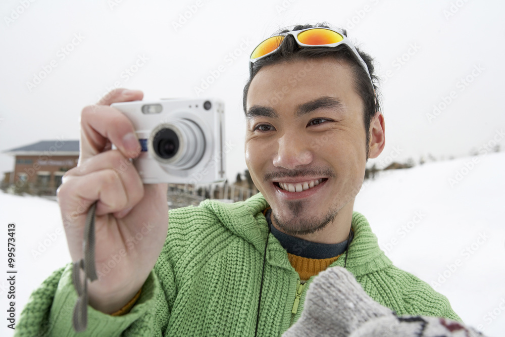 男子在滑雪场上拍照