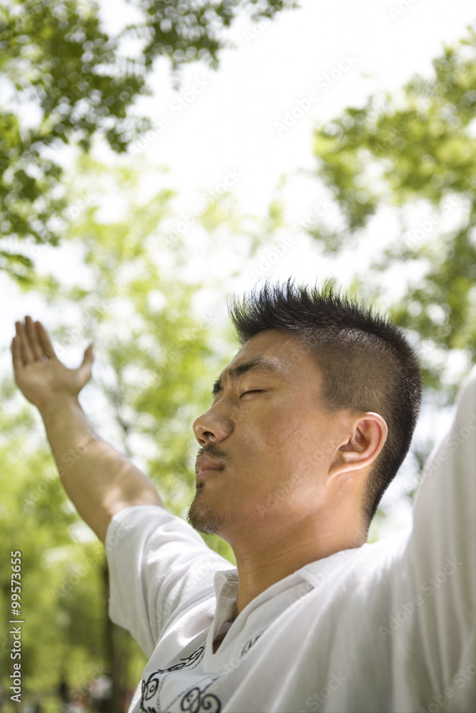 公园里的男人沉思