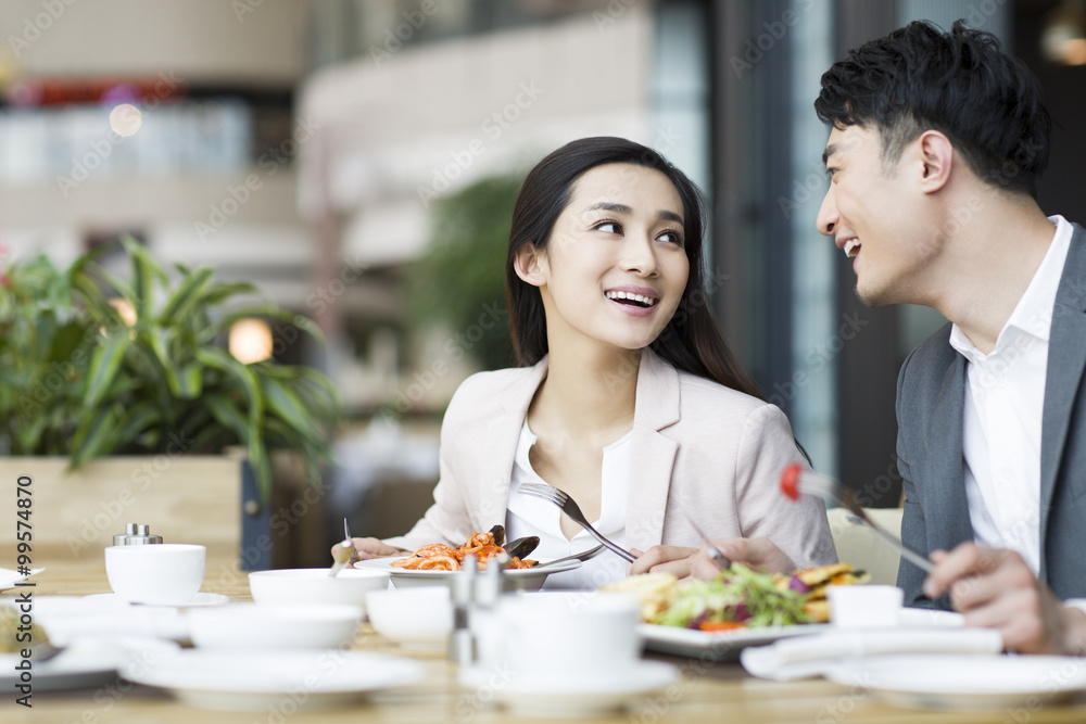 年轻夫妇在餐厅用餐