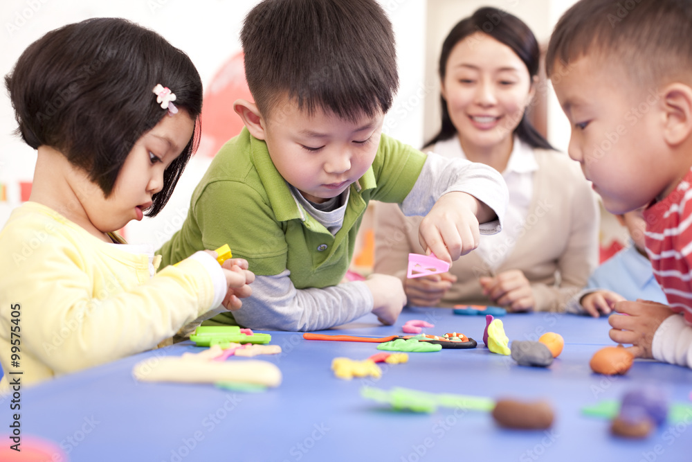 幼儿园老师和孩子玩橡皮泥