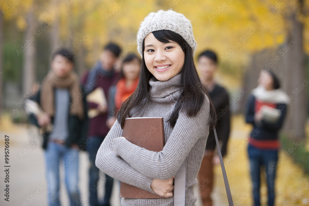 校园里的女大学生和她的朋友在一起