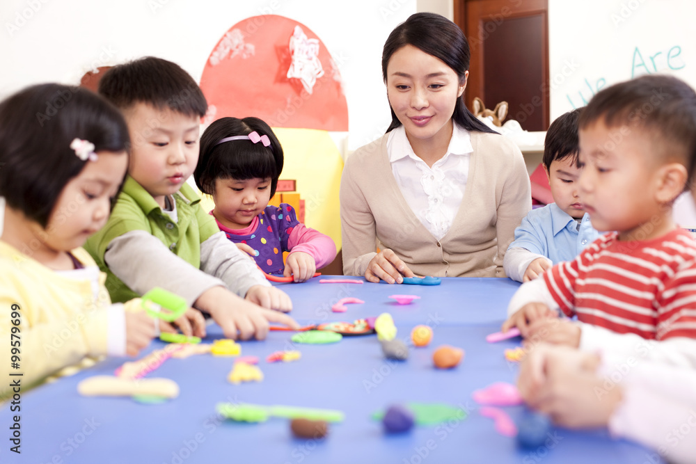 幼儿园老师和孩子玩橡皮泥