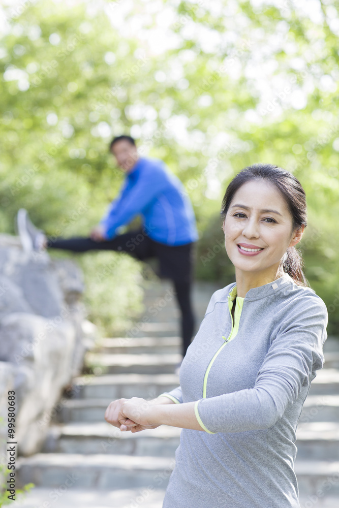 快乐的成熟女人在公园锻炼