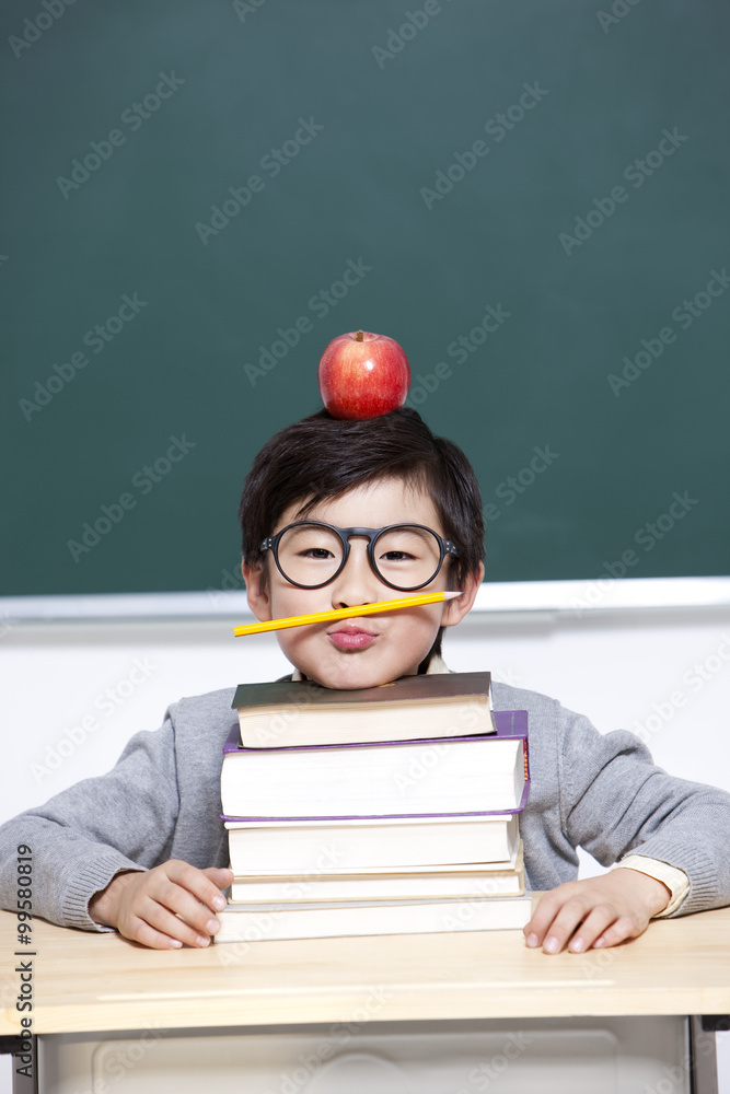 教室里头上戴着苹果的可爱男生