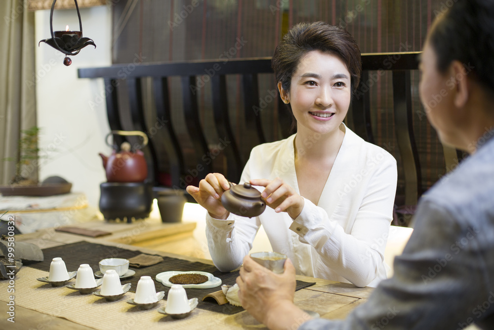 朋友在茶室喝茶聊天