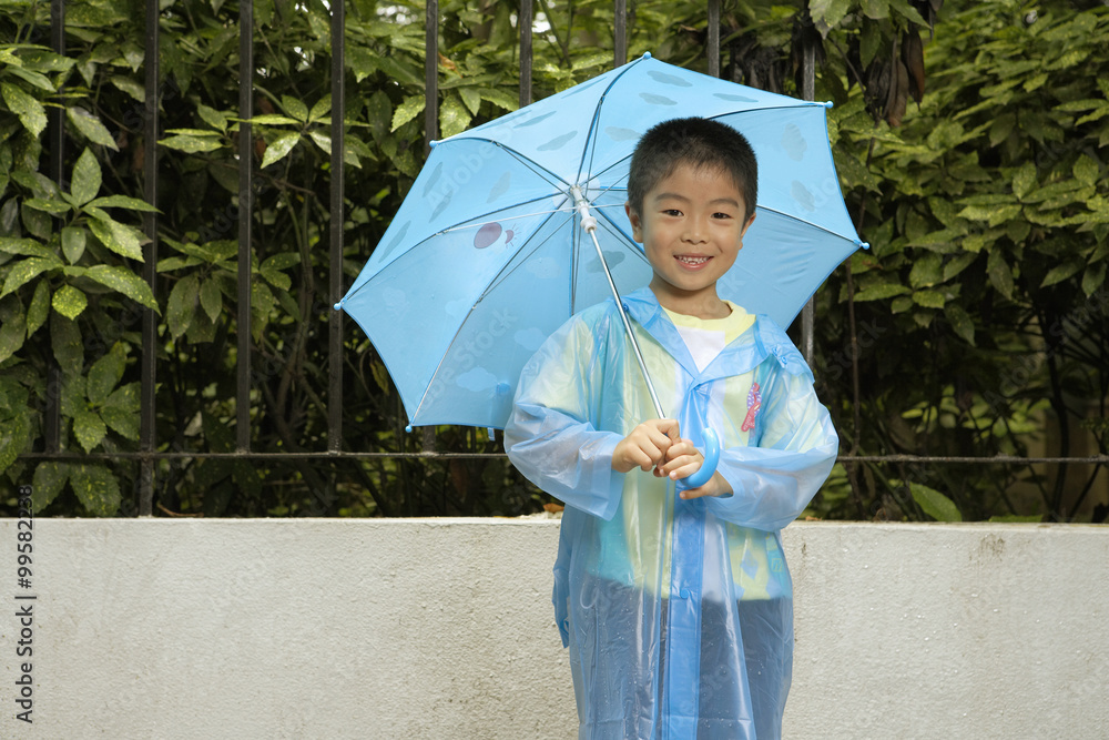 雨中带伞的小孩