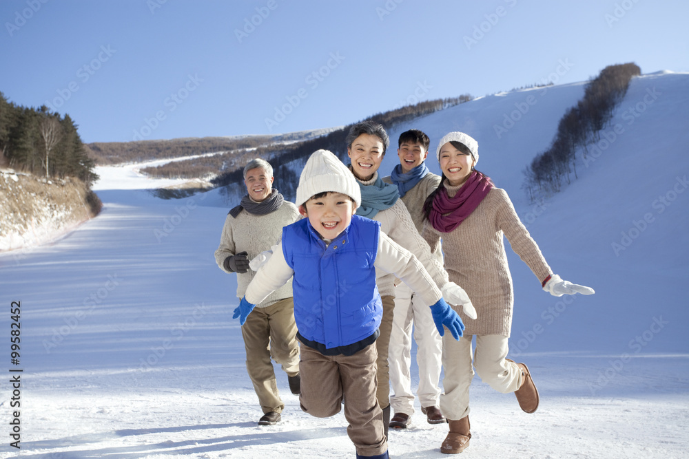 一家人在雪地里玩得很开心