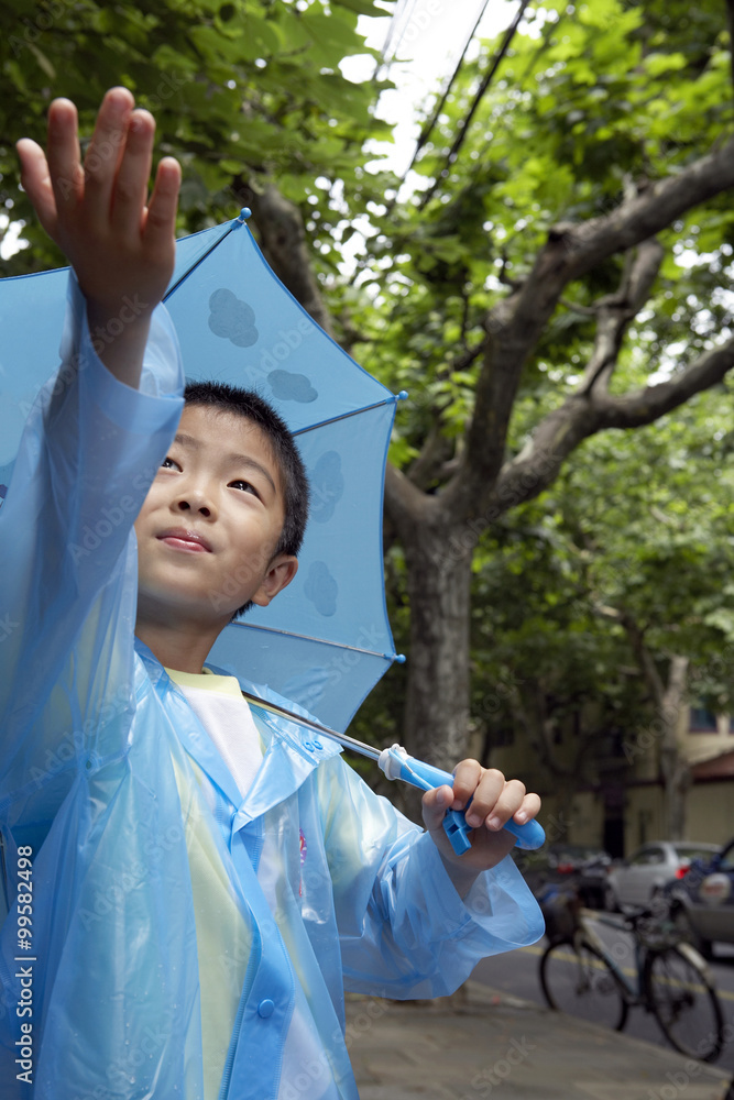 雨中带伞的小孩