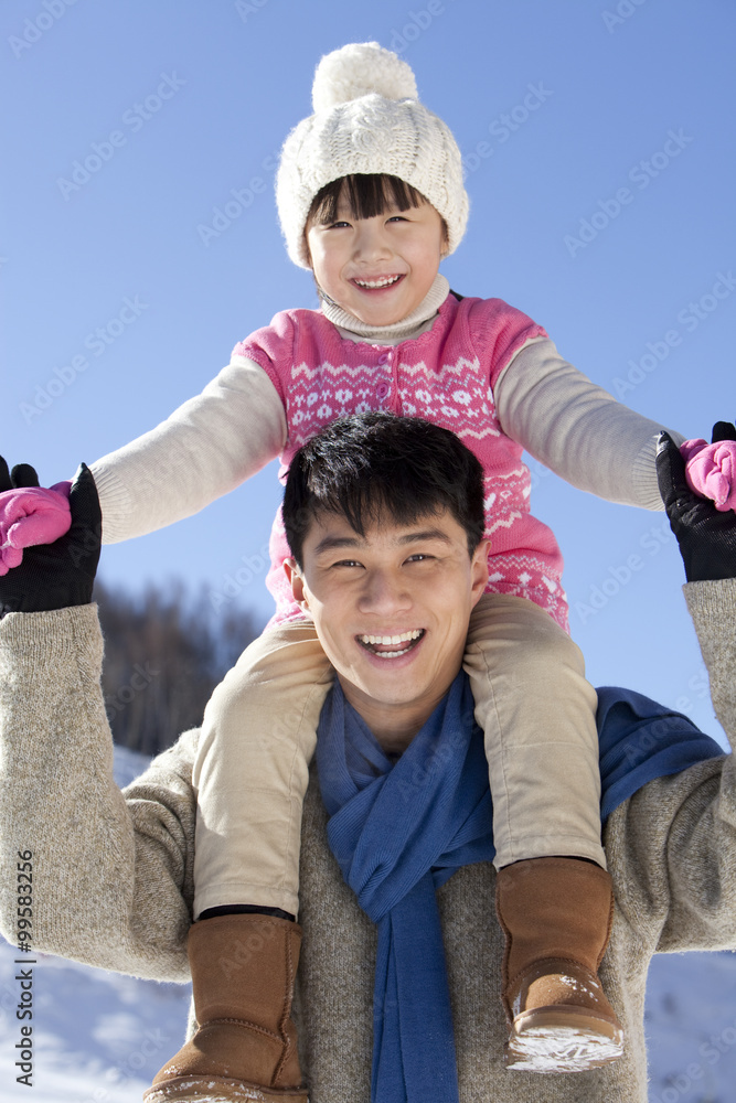 父亲在雪地里和女儿玩耍