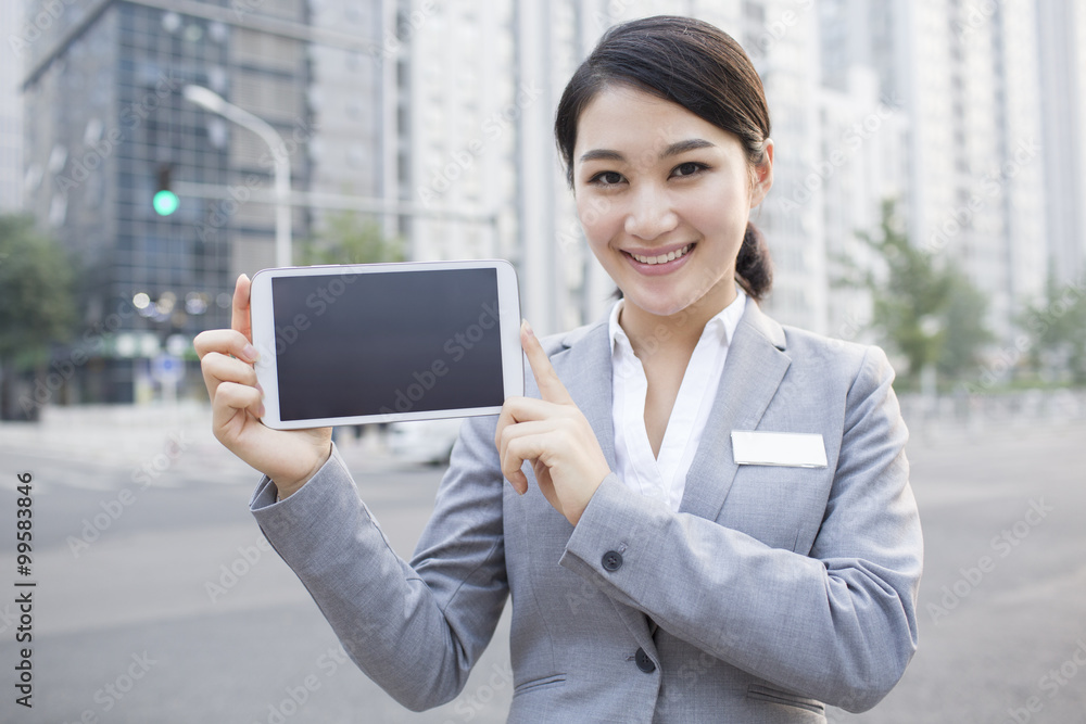 自信的女商人展示数字平板电脑