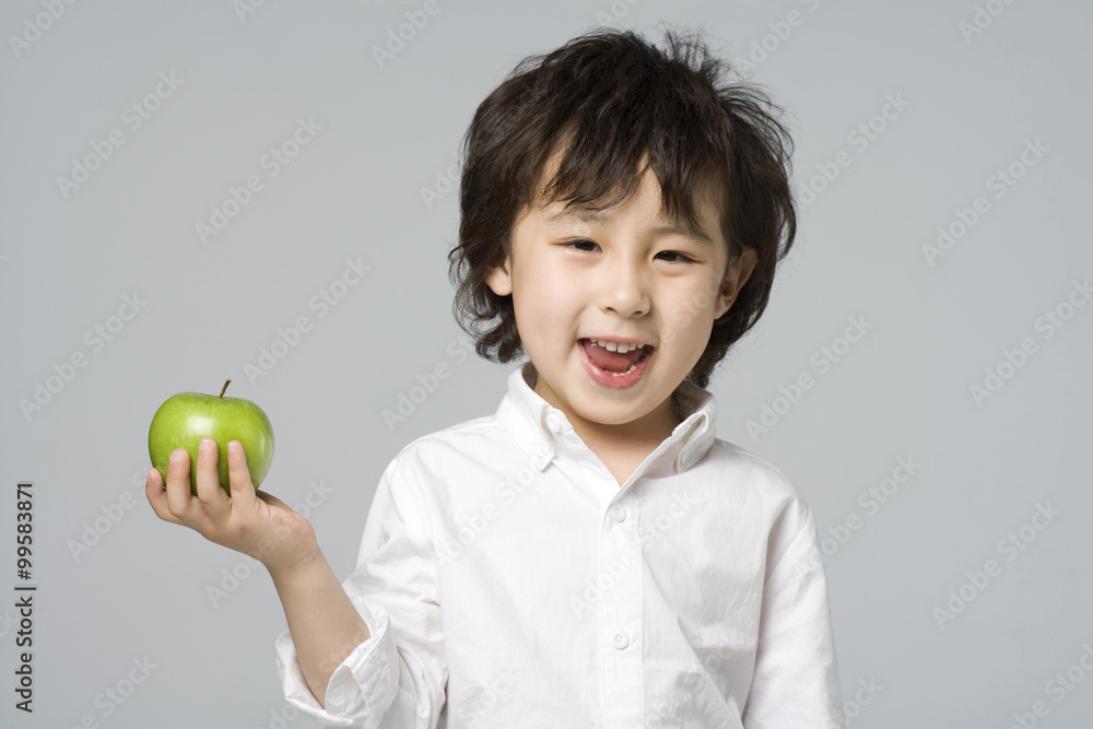 抱着苹果的男孩