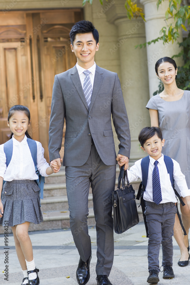 年轻夫妇送孩子上学