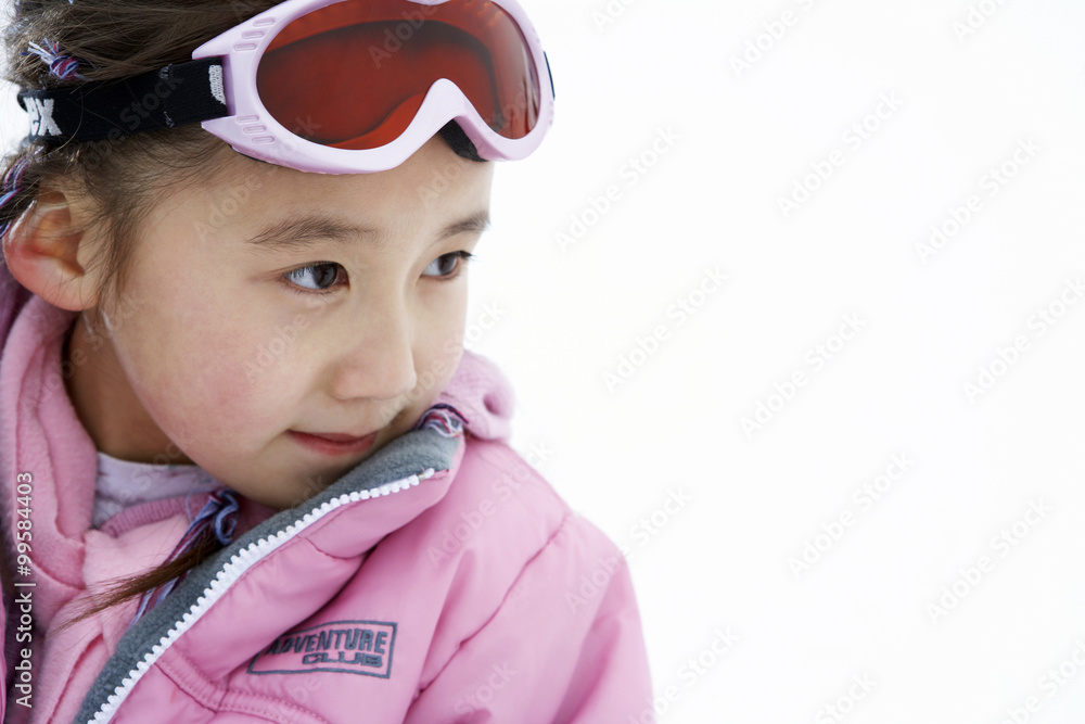 滑雪场上的女孩，眺望远方