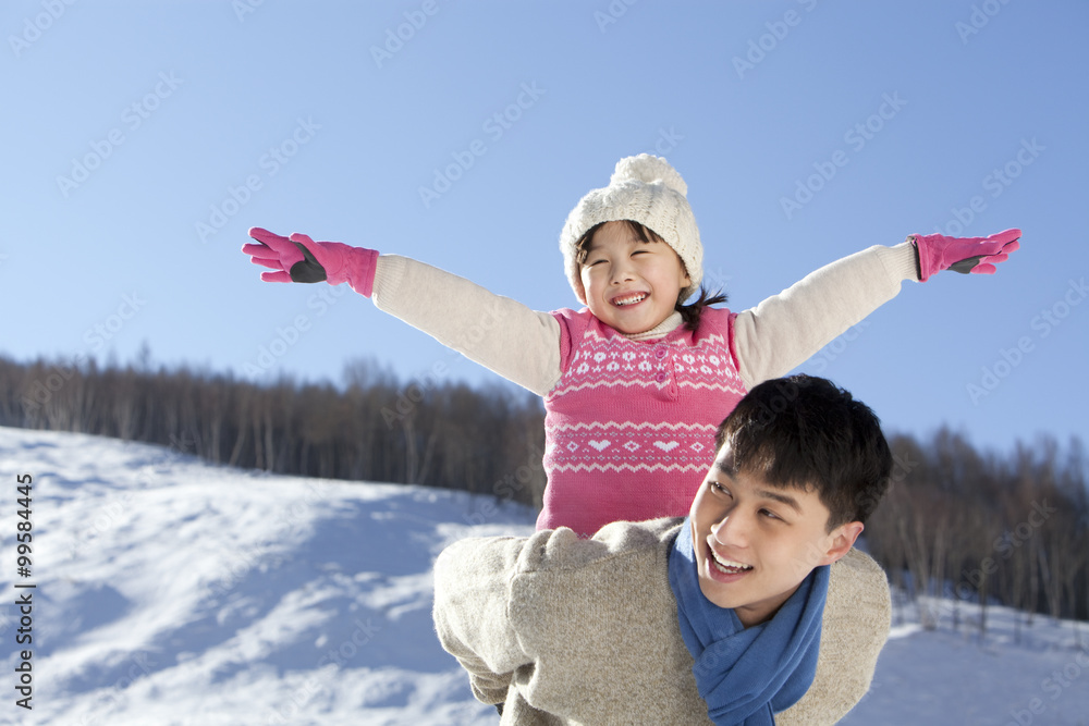 父亲在雪地里和女儿玩耍