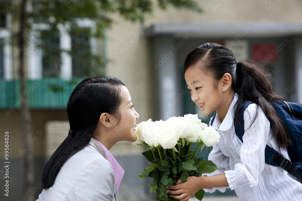 小女孩向母亲献花