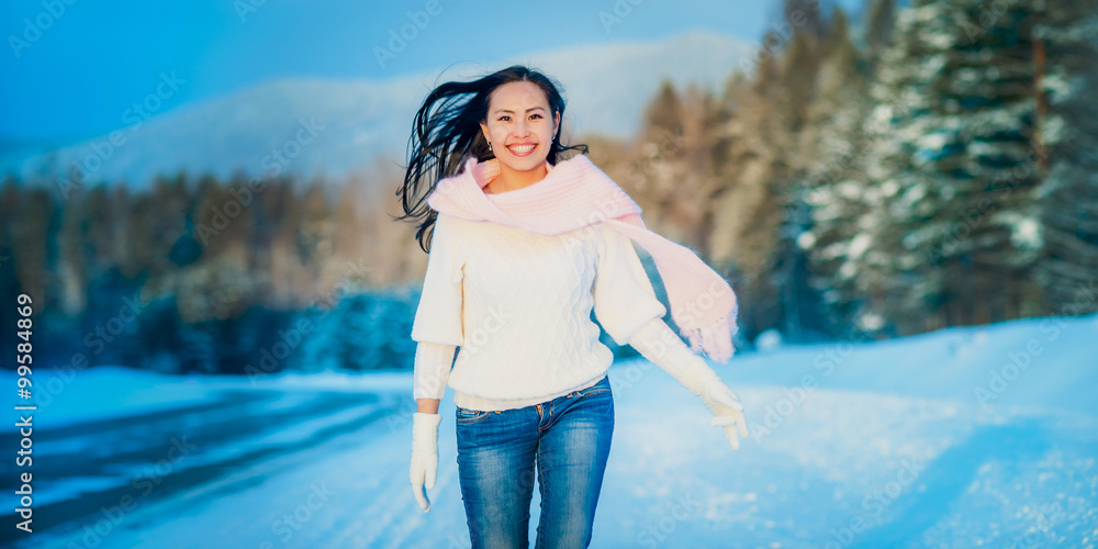 白雪皑皑的冬日，户外的女人画像。