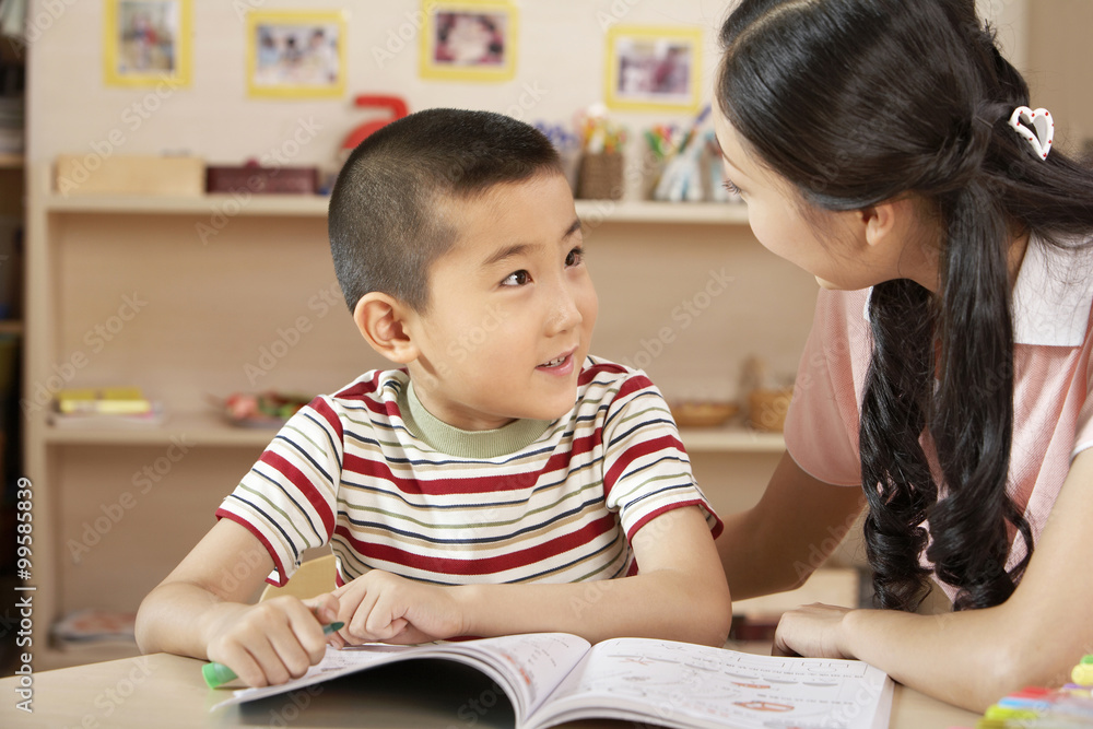 老师和年幼的孩子在读书