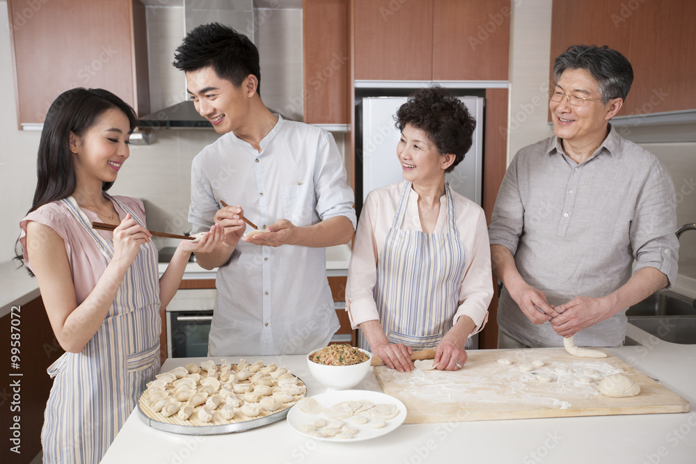 幸福的一家人包饺子