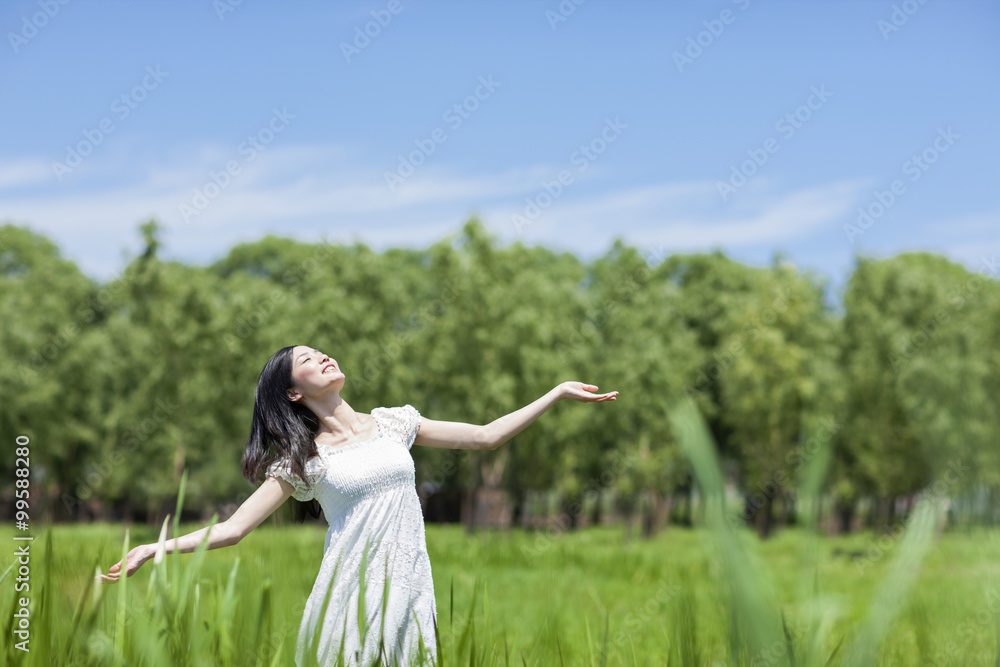 草地上的年轻女人