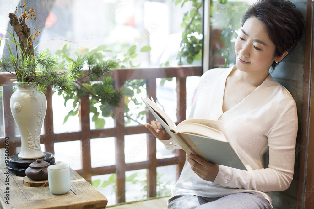 中年妇女在茶室看书