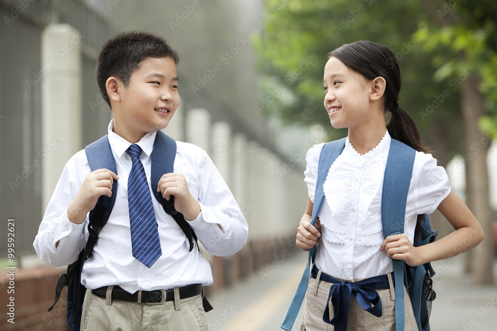 上学路上穿制服的学生