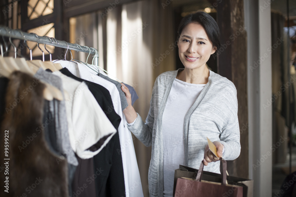 服装店里有信用卡的成熟女人