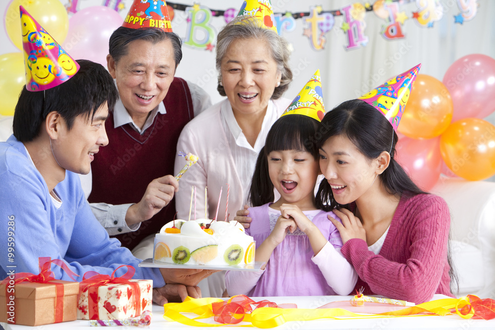 中国年轻女孩与家人共度生日