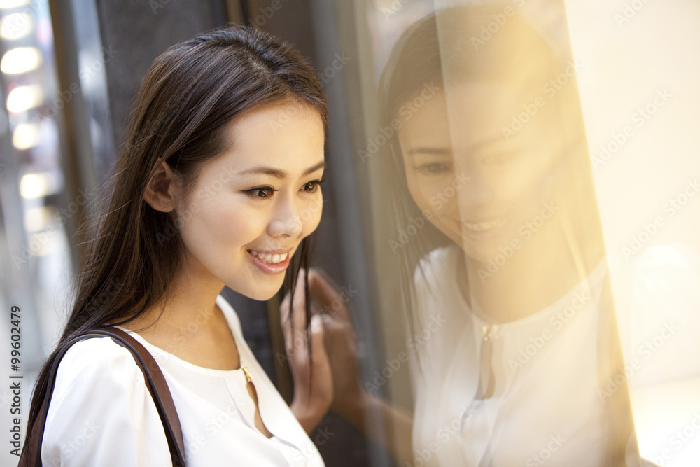 美丽的年轻女子在香港逛街