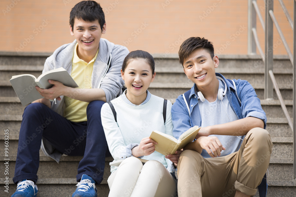 年轻大学生在图书馆外阅读