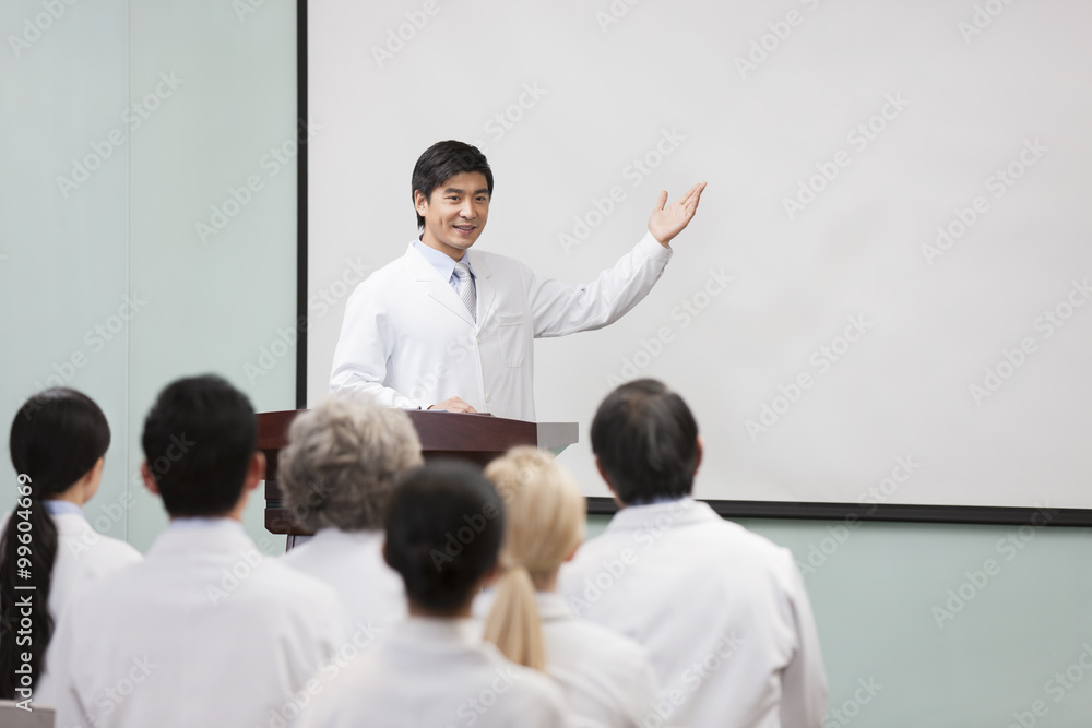 男医生在董事会发表演讲