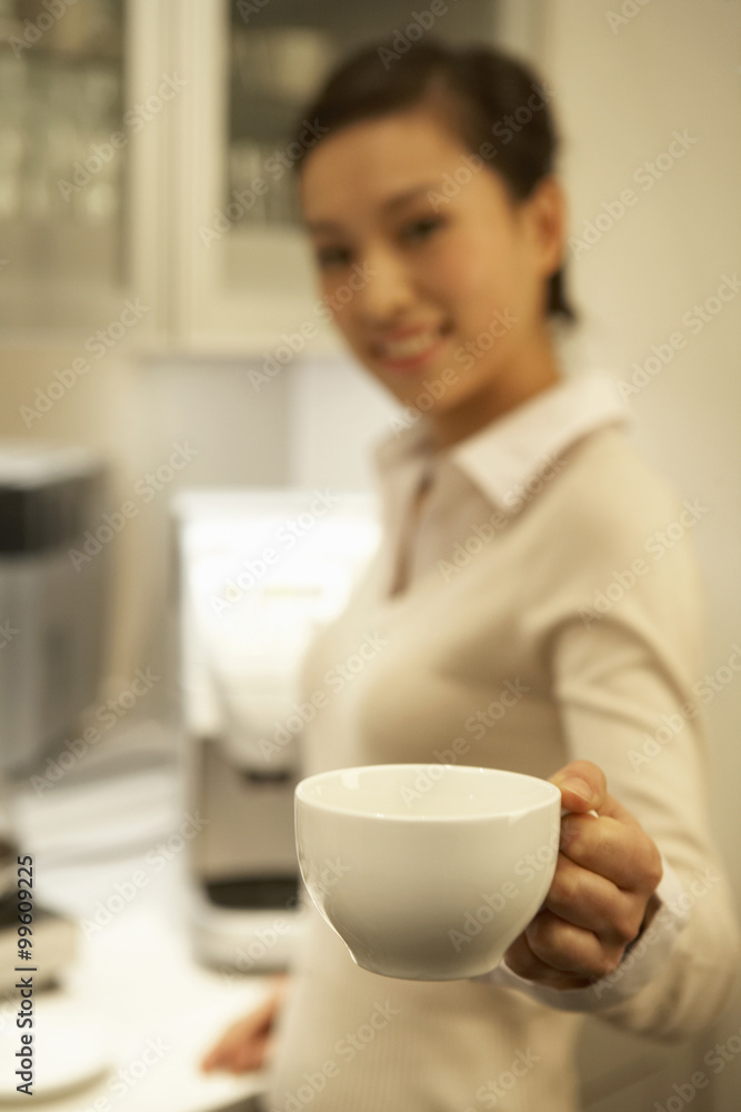 拿着咖啡杯的年轻女人