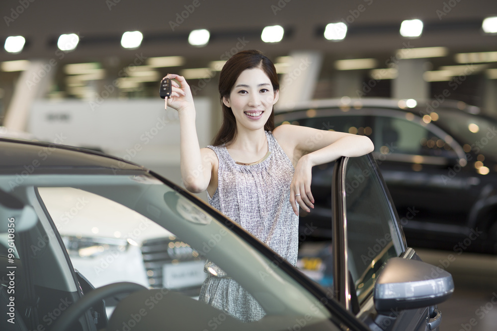 年轻女子在展厅买车