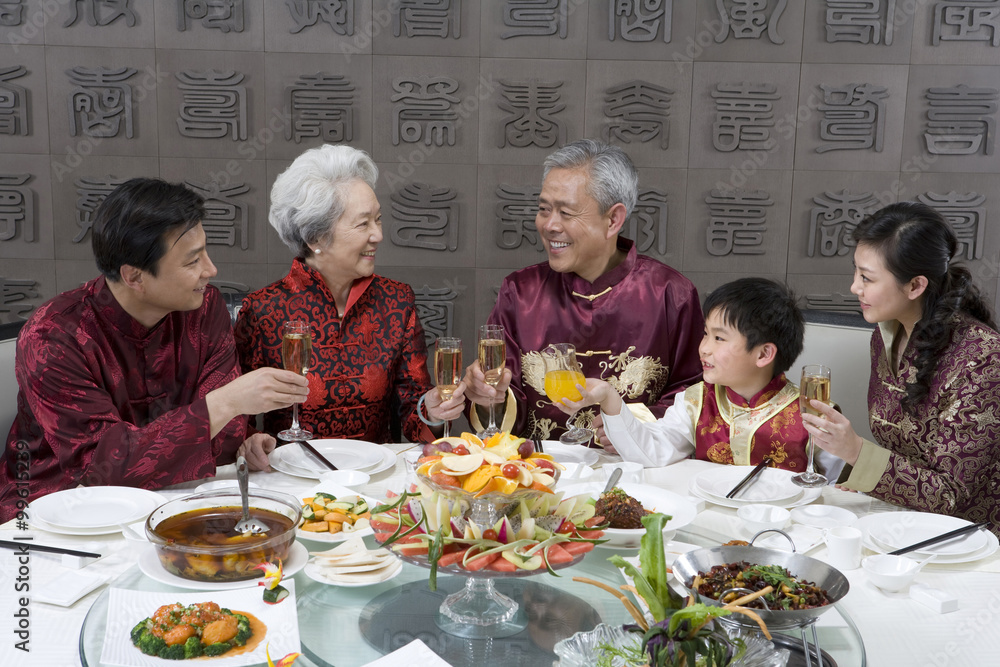 中国家庭在中国餐厅庆祝