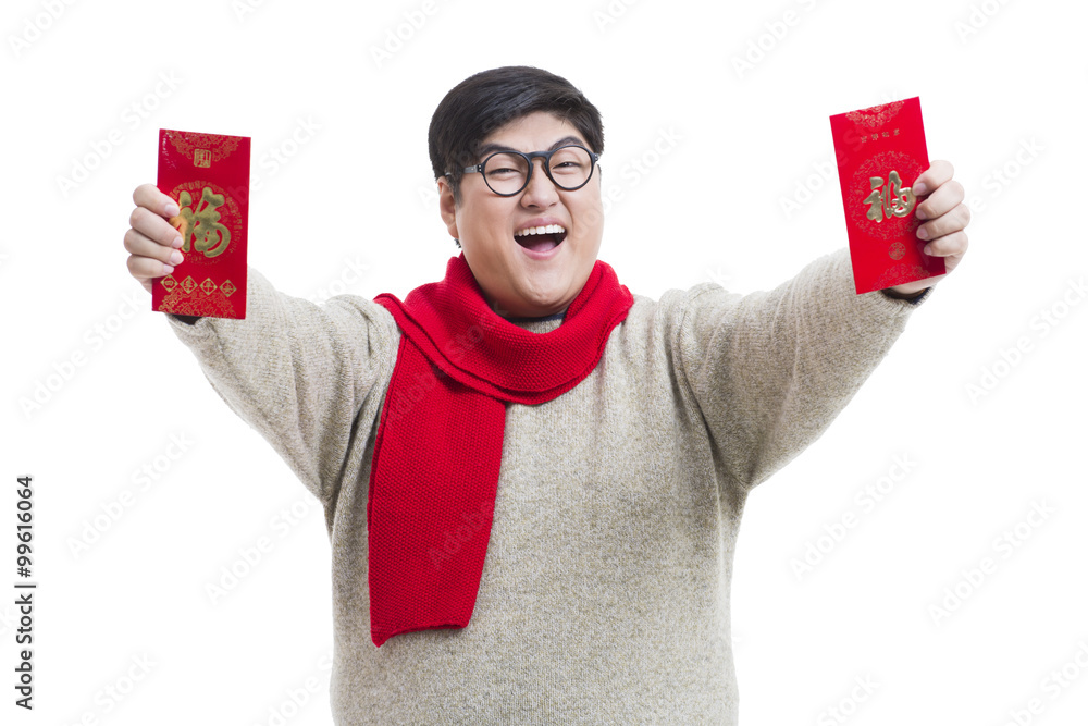 身材魁梧的年轻人拿着红包庆祝中国新年