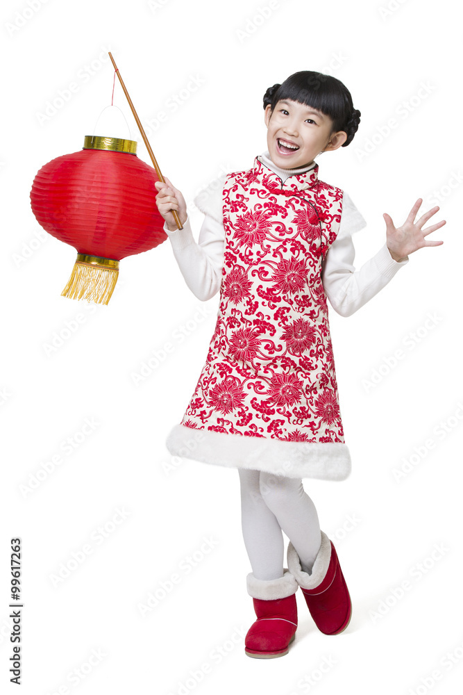 快乐女孩用传统灯笼庆祝中国新年