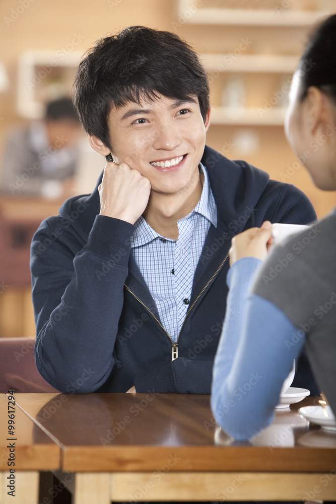 男人和女人边喝咖啡边聊天