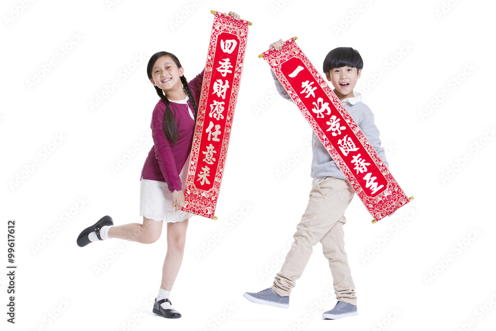 快乐的孩子用对联庆祝中国新年