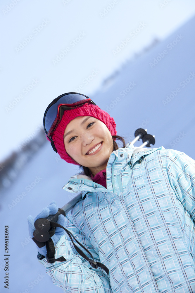 滑雪场的年轻女人