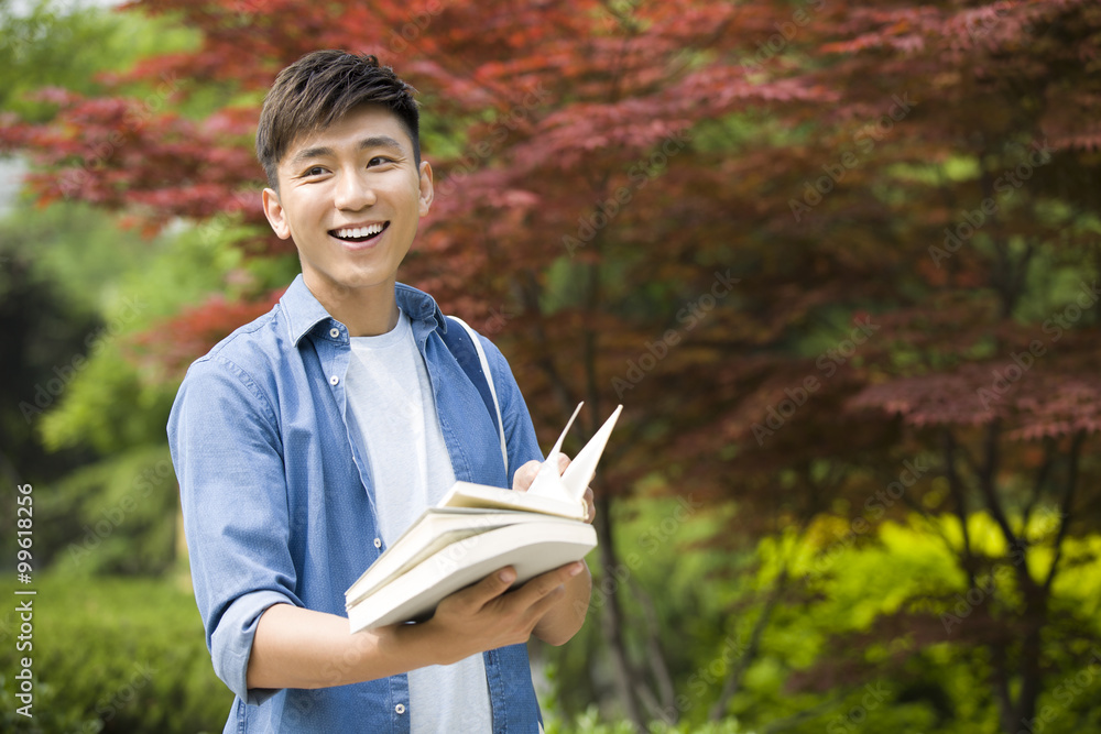 男大学生读书