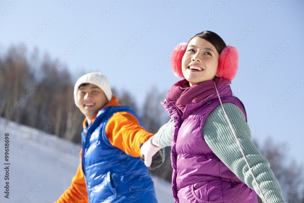 滑雪场快乐的年轻夫妇