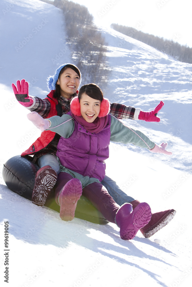 快乐的年轻女性在滑雪场玩得开心