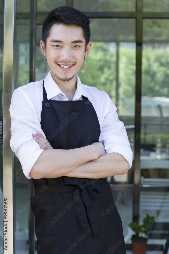 站在咖啡店门口的店主