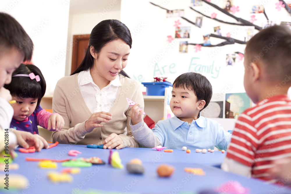 幼儿园老师和孩子们玩橡皮泥