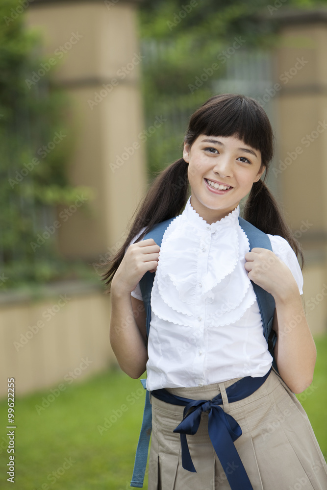 校园里穿着制服背着书包的可爱女学生