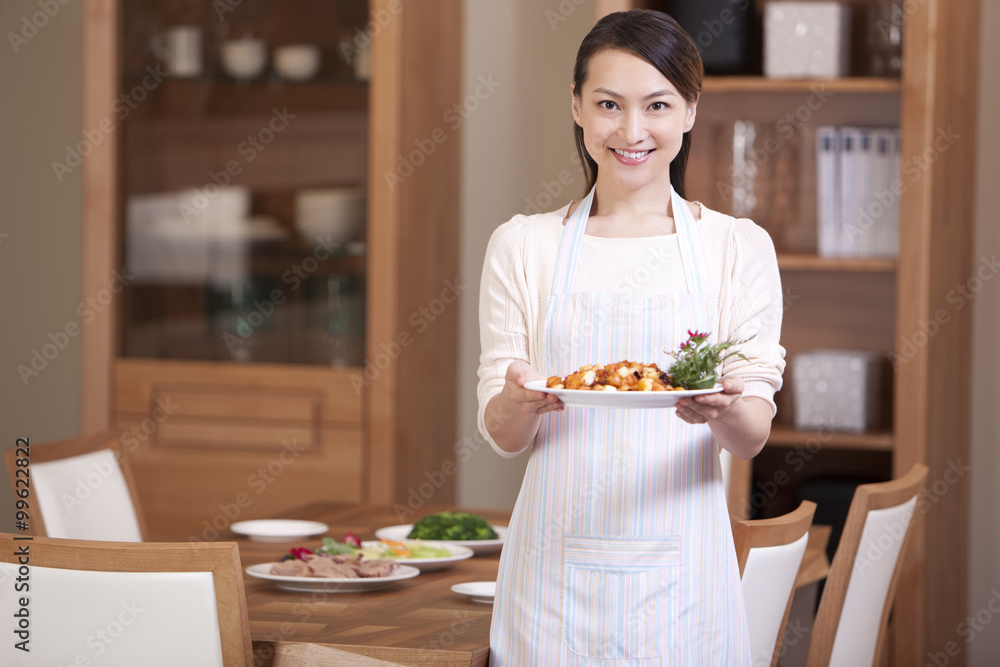 年轻女子端中国菜