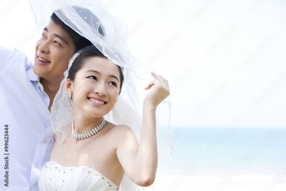 新婚夫妇在海滩上玩得很开心