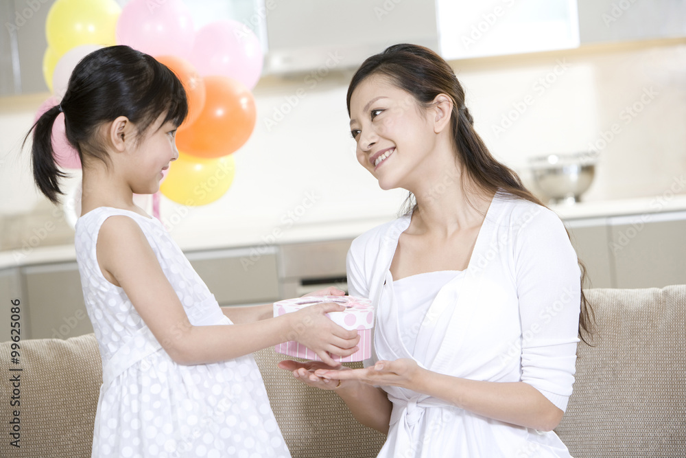 女儿给妈妈送礼物