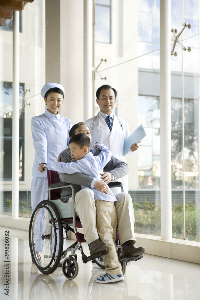 孙子在轮椅上拥抱爷爷