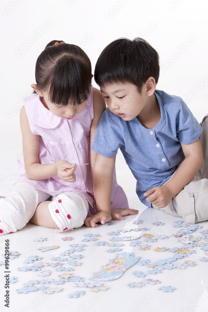 Girl playing jigsaw puzzles